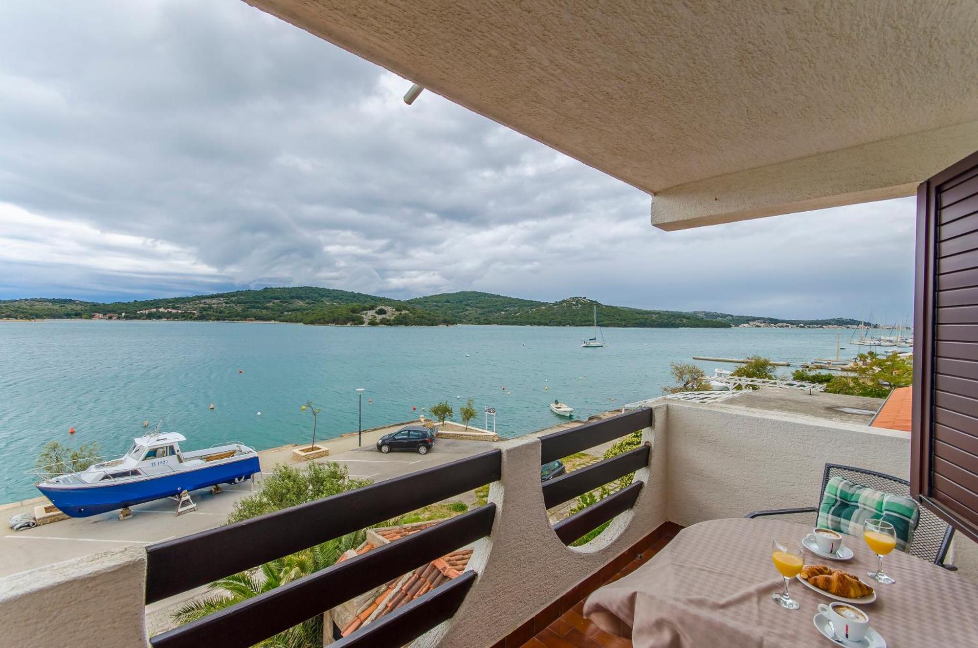 House Hotel Plava Laguna Tisno Oda fotoğraf