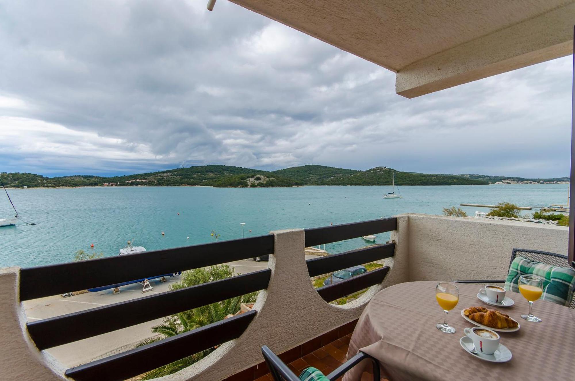 House Hotel Plava Laguna Tisno Oda fotoğraf